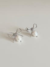Load image into Gallery viewer, Bow Earring
