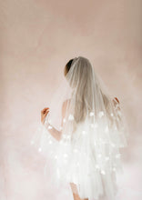 Load image into Gallery viewer, The Nicole Fingertip Veil
