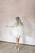 Load image into Gallery viewer, The Nicole Fingertip Veil

