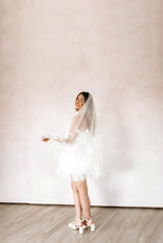 Load image into Gallery viewer, The Nicole Fingertip Veil
