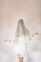 Load image into Gallery viewer, The Nicole Fingertip Veil

