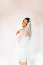 Load image into Gallery viewer, The Nicole Fingertip Veil
