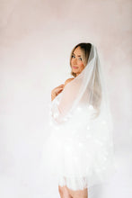 Load image into Gallery viewer, The Nicole Fingertip Veil
