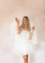Load image into Gallery viewer, The Nicole Fingertip Veil
