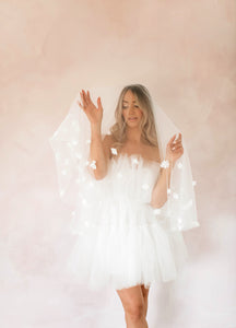 The Nicole Fingertip Veil