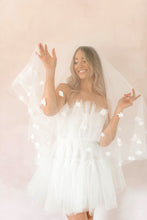 Load image into Gallery viewer, The Nicole Fingertip Veil
