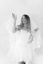 Load image into Gallery viewer, The Nicole Fingertip Veil
