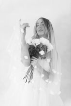 Load image into Gallery viewer, The Nicole Fingertip Veil
