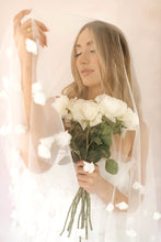 Load image into Gallery viewer, The Nicole Fingertip Veil
