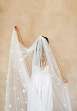 Load image into Gallery viewer, Nicole Cathedral Veil

