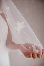 Load image into Gallery viewer, The Nicole Fingertip Veil
