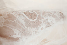 Load image into Gallery viewer, Emily Sleeves
