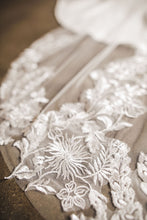 Load image into Gallery viewer, The Mindy Veil
