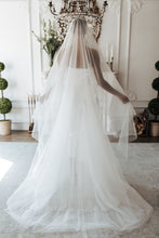 Load image into Gallery viewer, Rosie Veil (Single Layer tulle with blusher)
