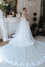 Load image into Gallery viewer, The Emily Mantilla Veil
